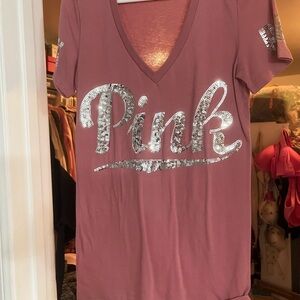 VS pink t-shirt